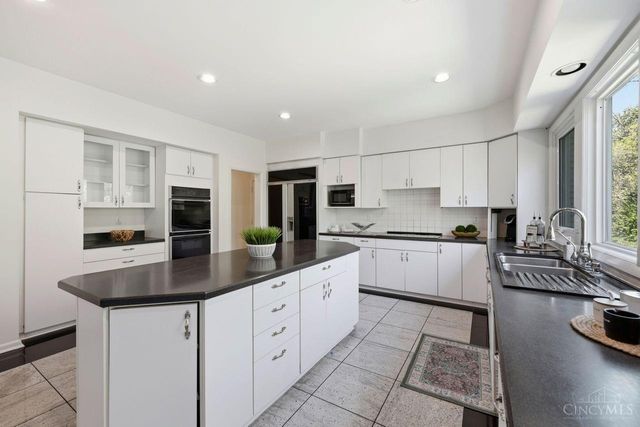 9030 Ambercreek Drive, Amberley, OH 45236