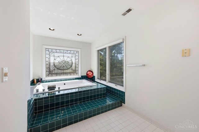 9030 Ambercreek Drive, Amberley, OH 45236