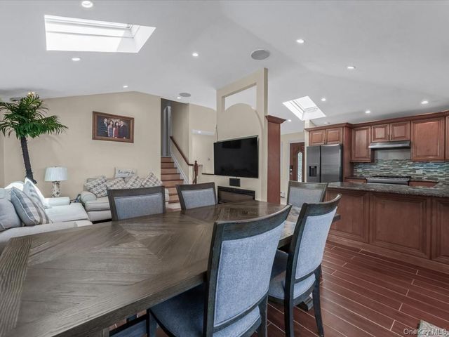 73 E Beach Promenade, Lindenhurst, NY 11757