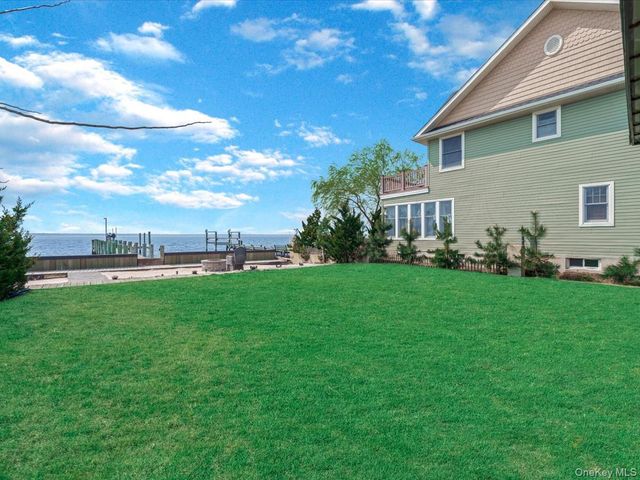 73 E Beach Promenade, Lindenhurst, NY 11757