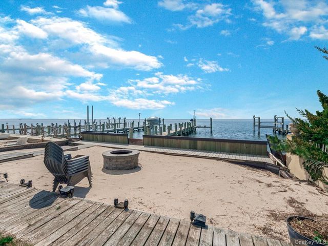 73 E Beach Promenade, Lindenhurst, NY 11757