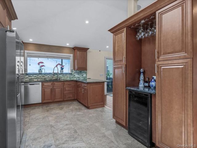 73 E Beach Promenade, Lindenhurst, NY 11757