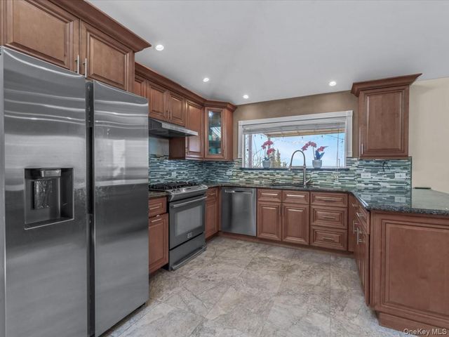 73 E Beach Promenade, Lindenhurst, NY 11757