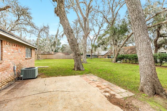 200 Wentworth Dr, West Columbia, TX 77486