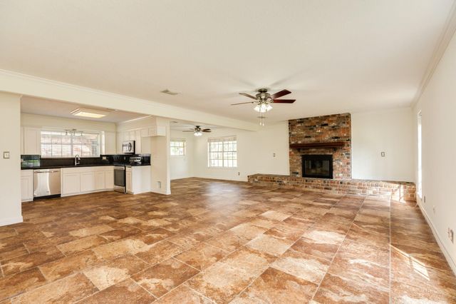 200 Wentworth Dr, West Columbia, TX 77486