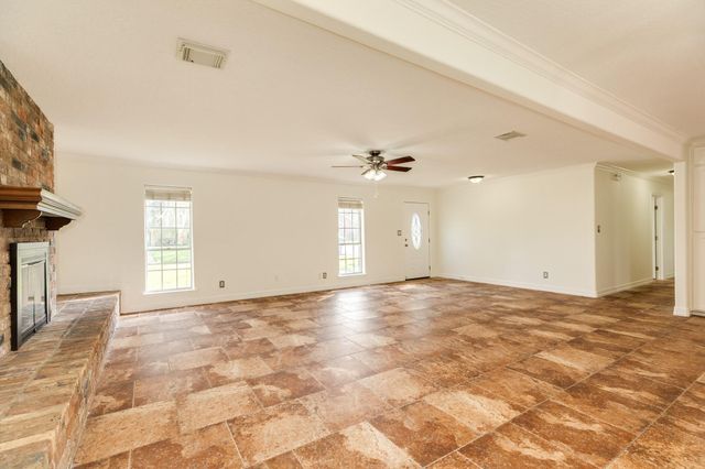 200 Wentworth Dr, West Columbia, TX 77486