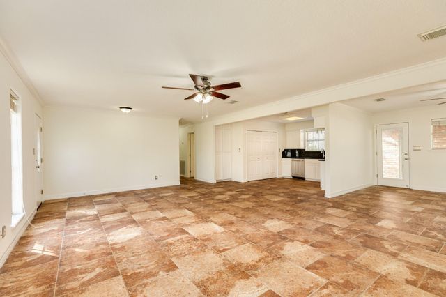 200 Wentworth Dr, West Columbia, TX 77486