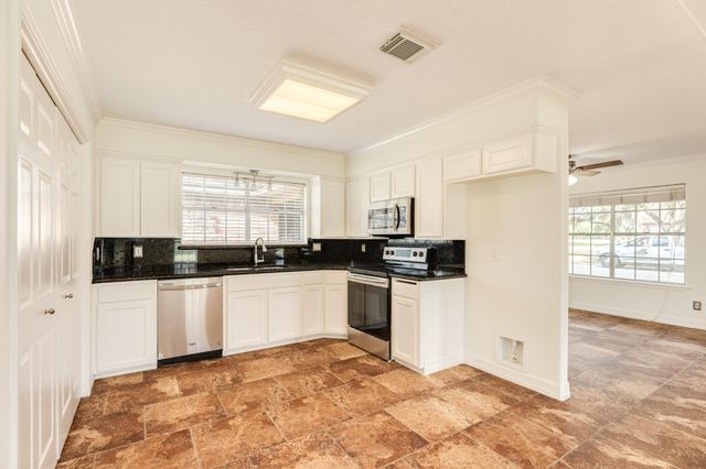 200 Wentworth Dr, West Columbia, TX 77486