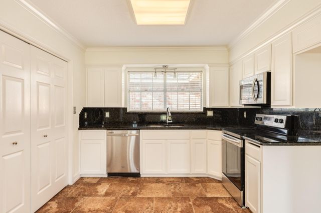 200 Wentworth Dr, West Columbia, TX 77486