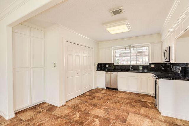 200 Wentworth Dr, West Columbia, TX 77486