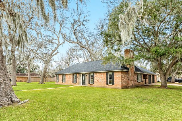 200 Wentworth Dr, West Columbia, TX 77486