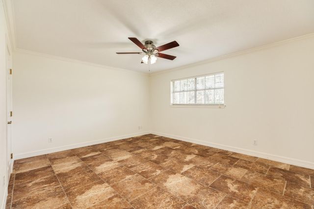 200 Wentworth Dr, West Columbia, TX 77486