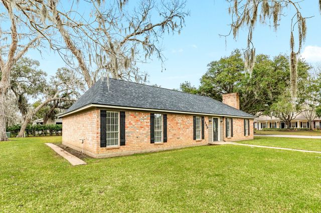 200 Wentworth Dr, West Columbia, TX 77486