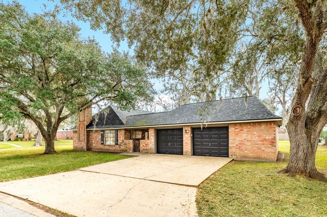 200 Wentworth Dr, West Columbia, TX 77486