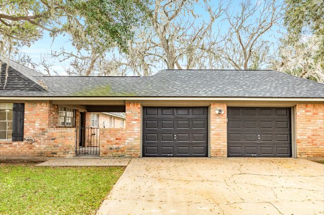 200 Wentworth Dr, West Columbia, TX 77486