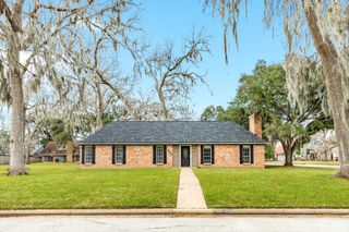 200 Wentworth Dr, West Columbia, TX 77486