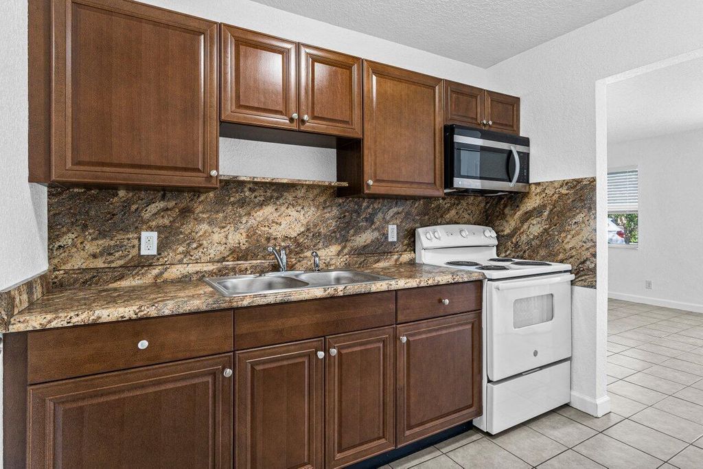751 Hummingbird Way 1, North Palm Beach, FL 33408