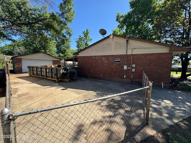 7906 Edsel Ln, Louisville, KY 40291