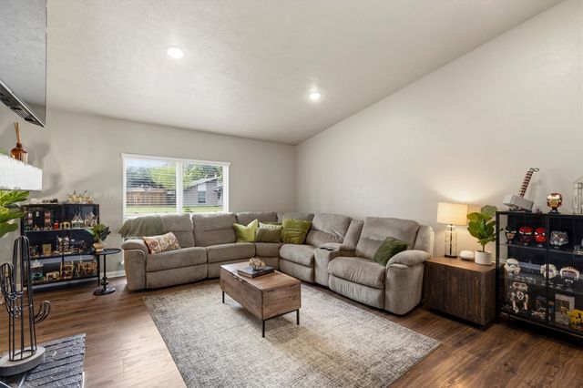 5044 Shannon Drive, The Colony, TX 75056