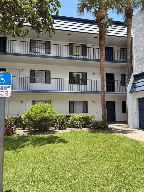 4465 LUXEMBURG Court 204, Lake Worth, FL 33467