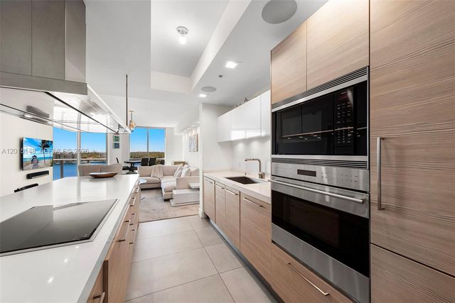 17111 Biscayne Blvd 606, North Miami Beach, FL 33160