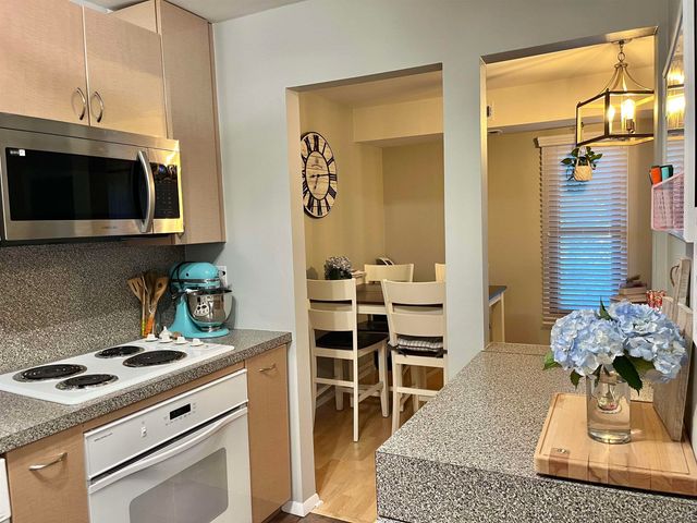 30515 W 14 Mile Road, Farmington Hills, MI 48334