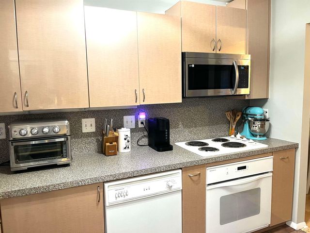 30515 W 14 Mile Road, Farmington Hills, MI 48334