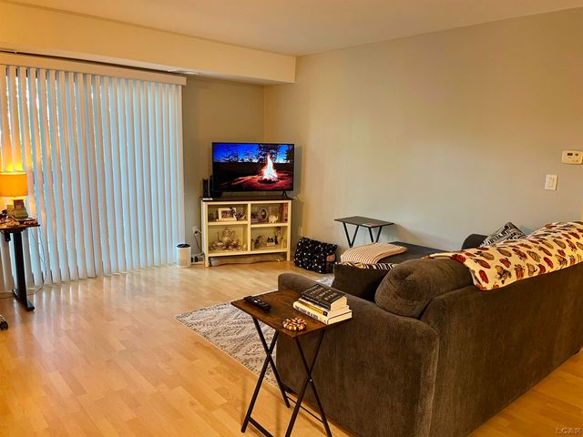 30515 W 14 Mile Road, Farmington Hills, MI 48334