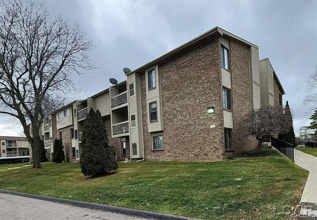 30515 W 14 Mile Road, Farmington Hills, MI 48334