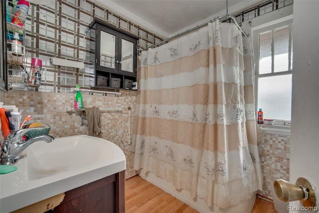 123 Moss Street, Highland Park, MI 48203