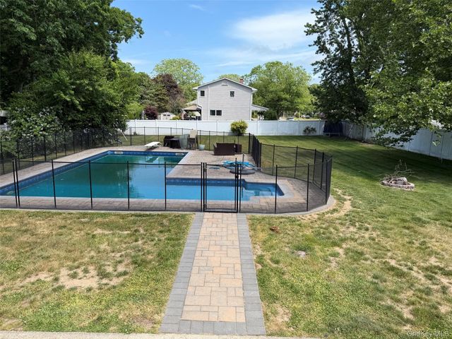 935 Montauk Avenue, Islip Terrace, NY 11752