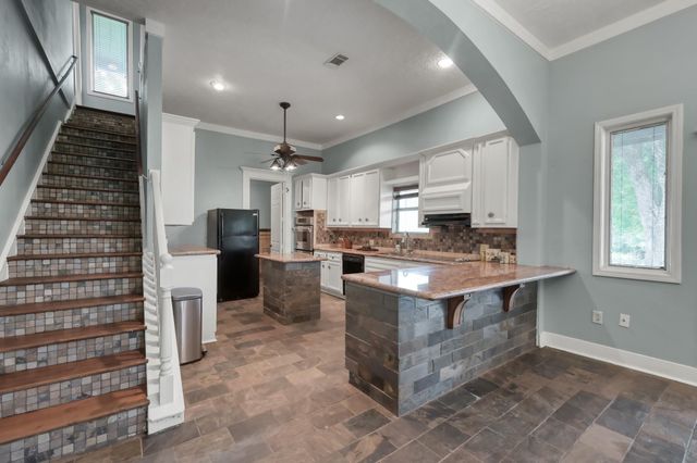 276 Walker Loop, Huntsville, TX 77340