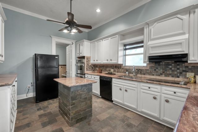 276 Walker Loop, Huntsville, TX 77340