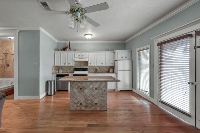 276 Walker Loop, Huntsville, TX 77340