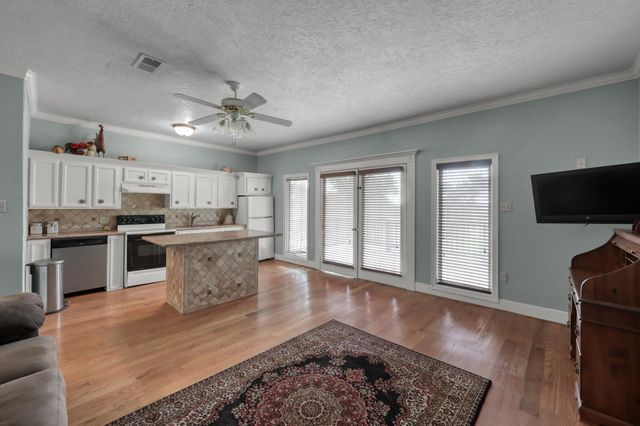 276 Walker Loop, Huntsville, TX 77340