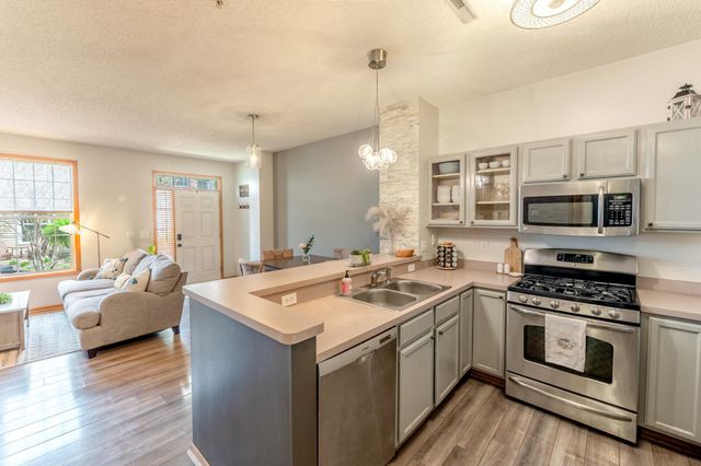 1586 Woodlynn Avenue 2, Maplewood, MN 55109