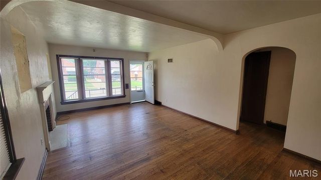 1810 Eton Lane, St Louis, MO 63147