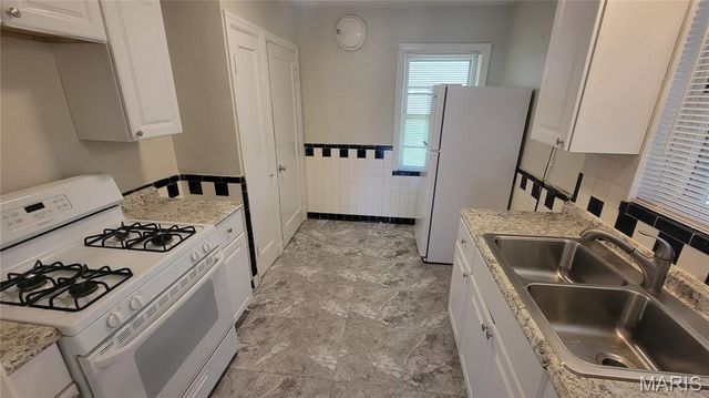 1810 Eton Lane, St Louis, MO 63147