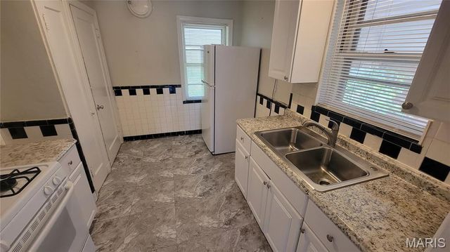 1810 Eton Lane, St Louis, MO 63147