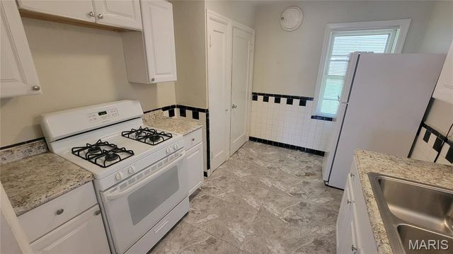 1810 Eton Lane, St Louis, MO 63147