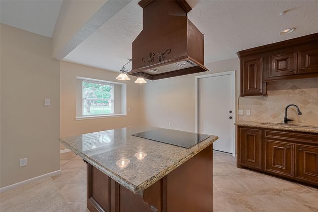 8 Riverwood Lane, Hempstead, TX 77445