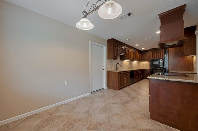 8 Riverwood Lane, Hempstead, TX 77445