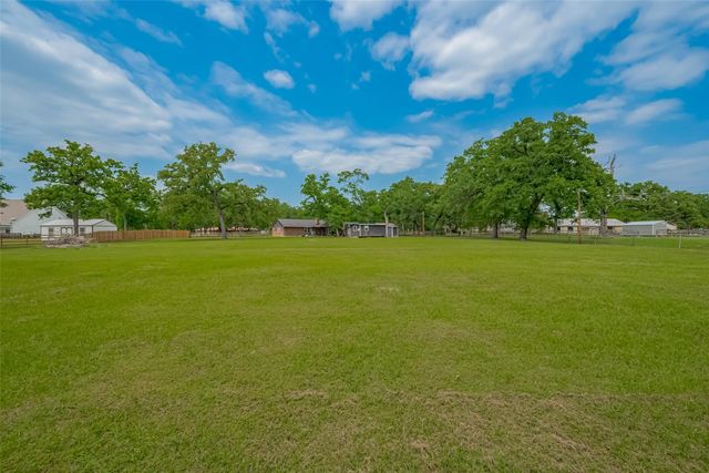 8 Riverwood Lane, Hempstead, TX 77445