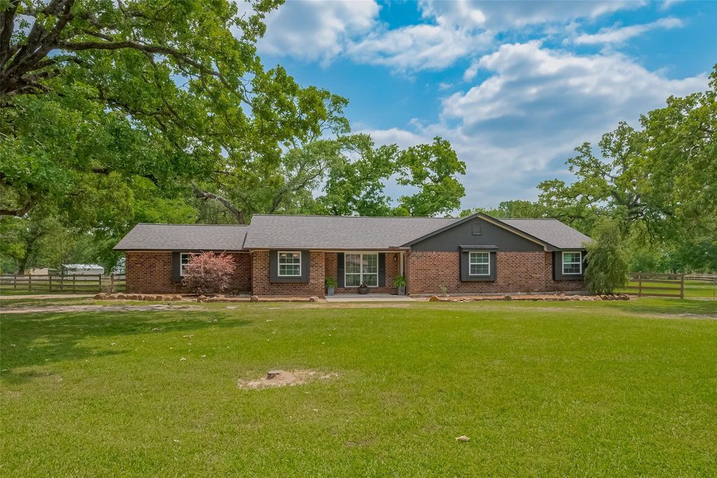 Image 1 of property listing at 8 Riverwood Lane, Hempstead, TX 77445