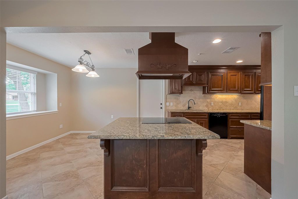 Image 13 of property listing at 8 Riverwood Lane, Hempstead, TX 77445