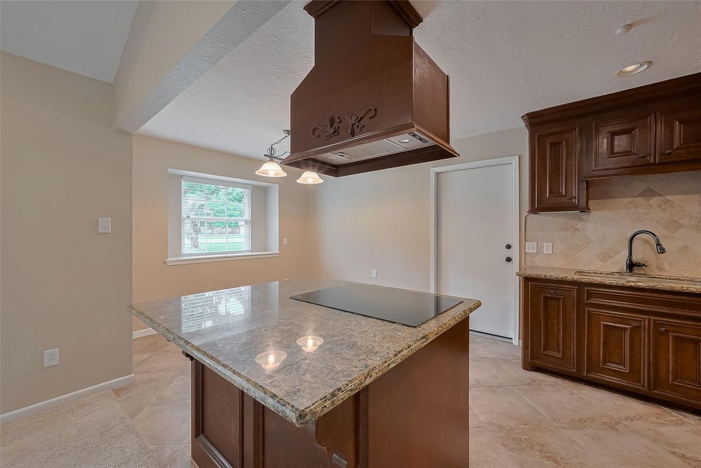 Image 14 of property listing at 8 Riverwood Lane, Hempstead, TX 77445