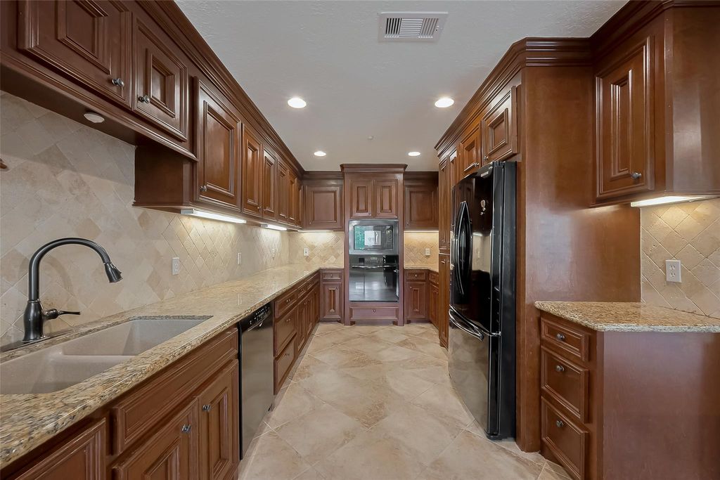 Image 15 of property listing at 8 Riverwood Lane, Hempstead, TX 77445