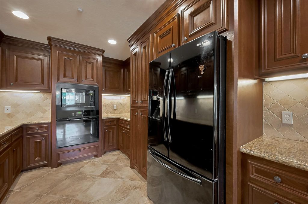 Image 16 of property listing at 8 Riverwood Lane, Hempstead, TX 77445