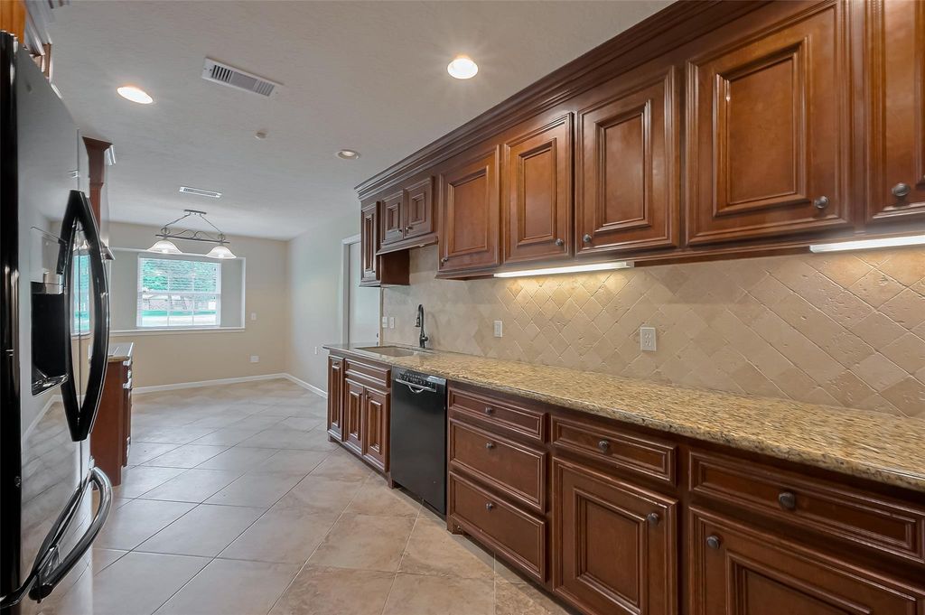 Image 17 of property listing at 8 Riverwood Lane, Hempstead, TX 77445