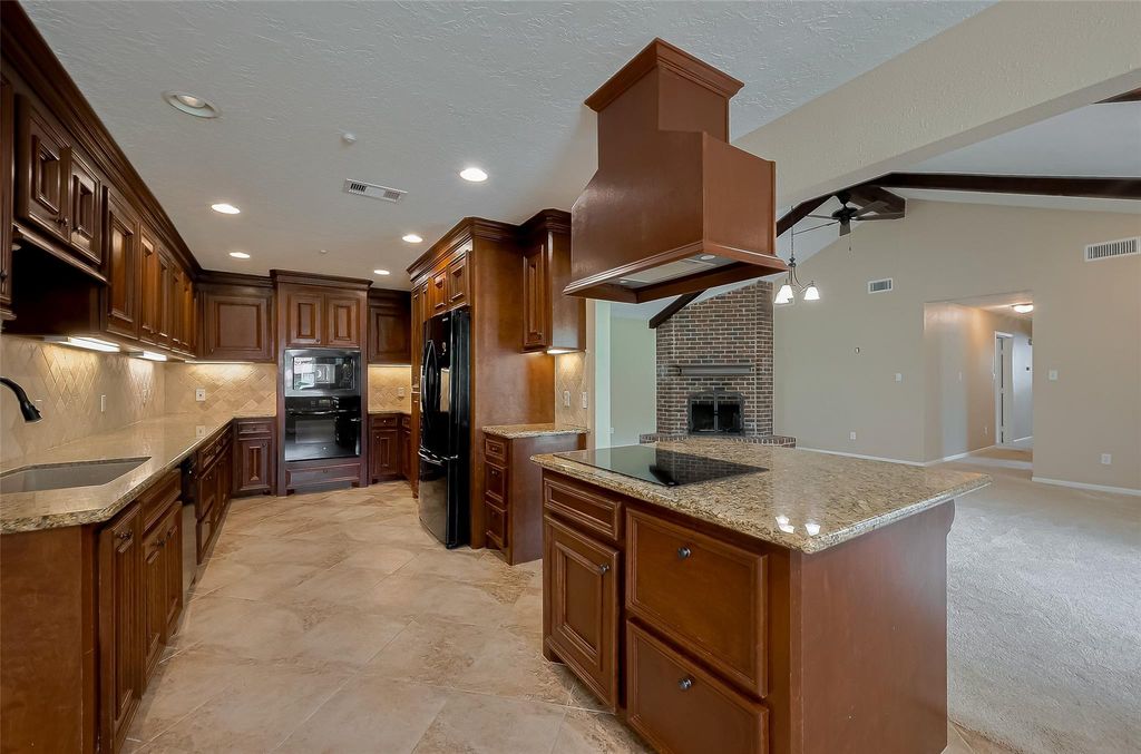 Image 19 of property listing at 8 Riverwood Lane, Hempstead, TX 77445